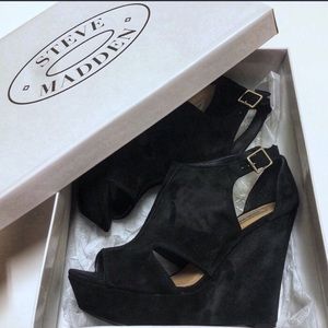STEVE MADDEN - Natalie Black Suede Wedges